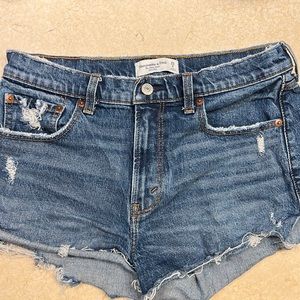 Abercrombie The Mom Short Mid rise size 6 size 28
